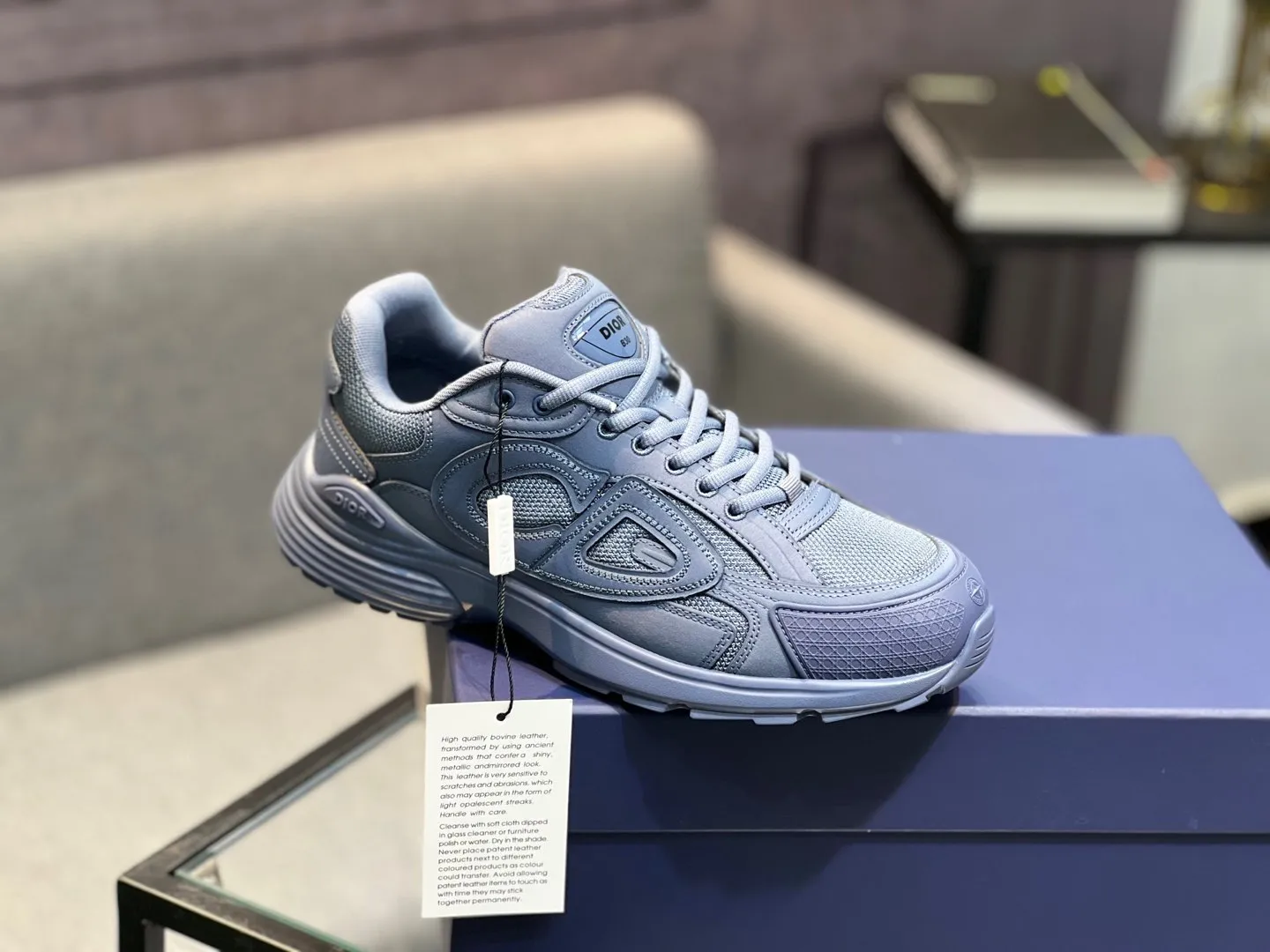 Men's shoes 💰600 high version joint model 🍸 Dior Dior The Island co-branded B30 sneakers follow the trend of the retro market and are Dad Shoes style shoes. The Dior logo on the tongue also indicates that this pair of shoes is the B30 model! B30 uses fine-textured leather and mesh cloth materials to form a shoe body. There are conspicuous letters CD on both sides of the shoe body to indicate the identity. Many lines on the shoe body outline the details, making the shoes look less monotonous and full of retro flavor. ♺ Upper: Original customized technical fabric + mesh ♺ Inner lining: Original customized breathable lining ♺ Outsole: Original molded IP foam + TPU outsole ♺ Heel height: 3.5cm ♺Code number: 39-44 (45 46 customized)